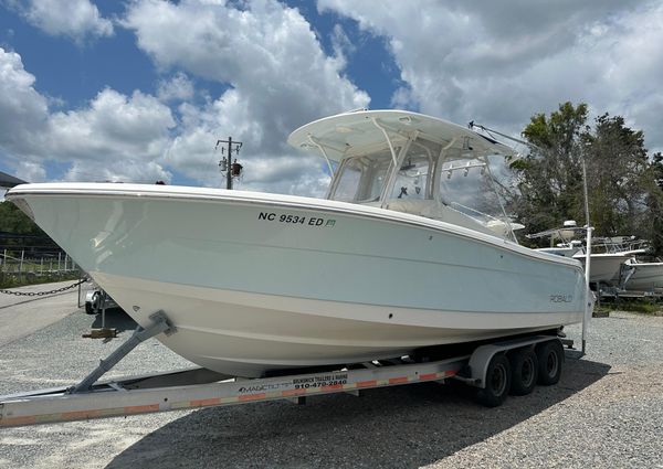 Robalo R300-CENTER-CONSOLE image