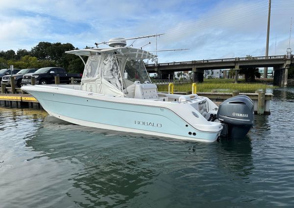 Robalo R300-CENTER-CONSOLE image