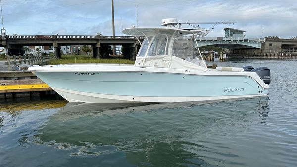 Robalo R300 Center Console 