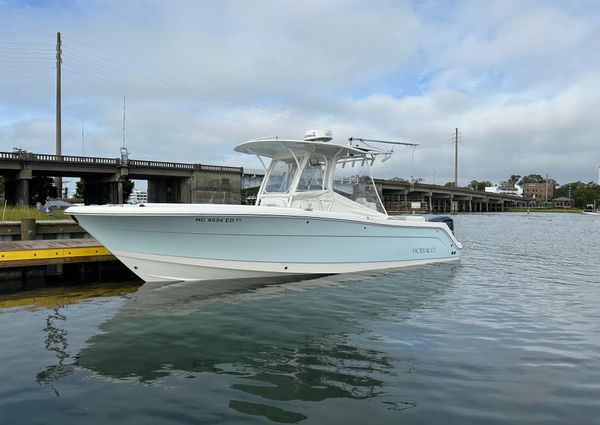 Robalo R300-CENTER-CONSOLE image