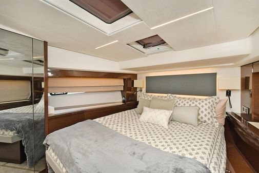 Prestige 590 flybridge image
