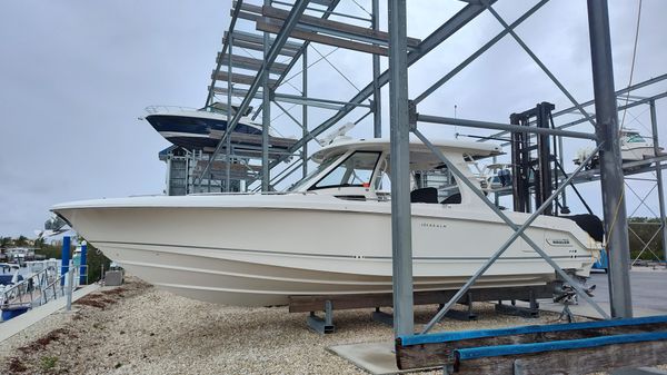 Boston Whaler 350 Realm