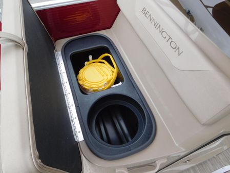 Bennington 22 SXF APG image