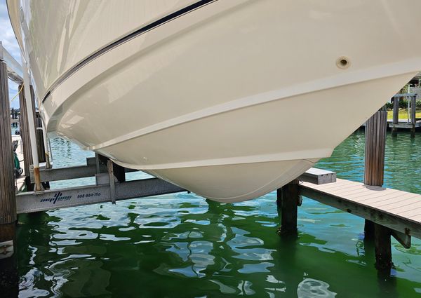 Boston-whaler 320-OUTRAGE image