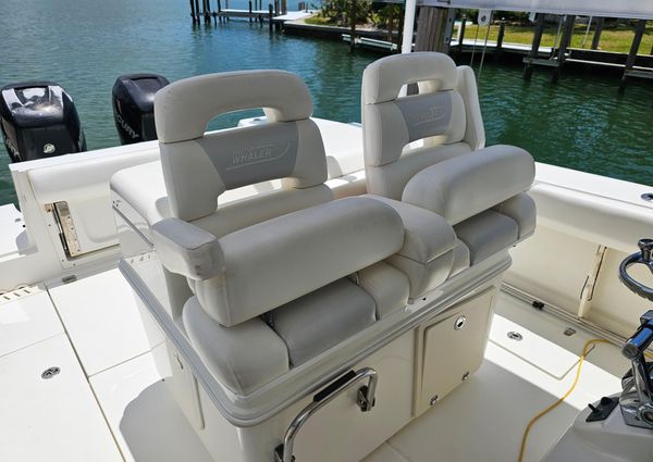 Boston-whaler 320-OUTRAGE image