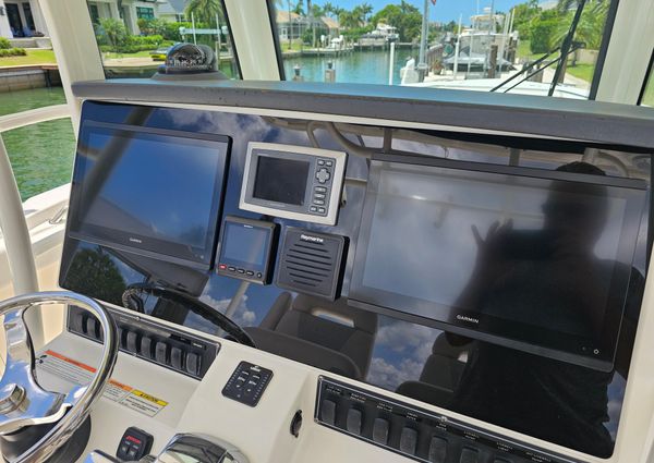 Boston-whaler 320-OUTRAGE image