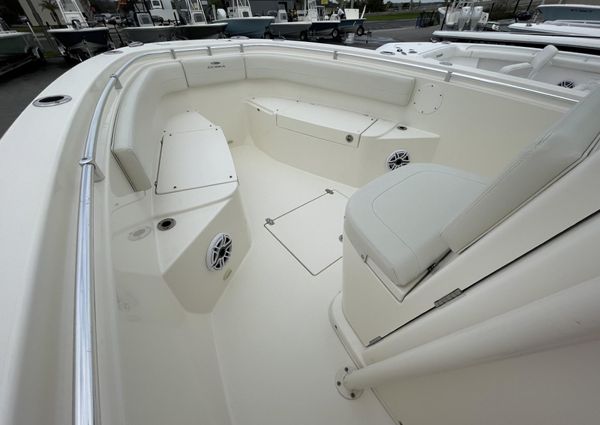 Cobia 261-CENTER-CONSOLE image