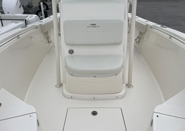 Cobia 261-CENTER-CONSOLE image