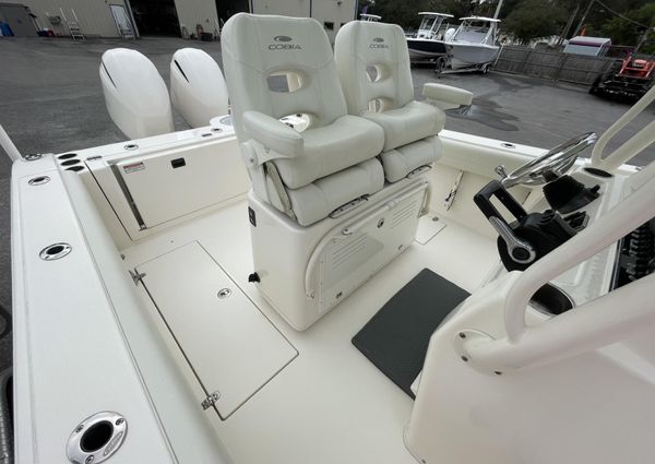 Cobia 261-CENTER-CONSOLE image