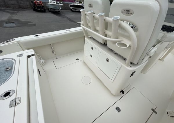 Cobia 261-CENTER-CONSOLE image