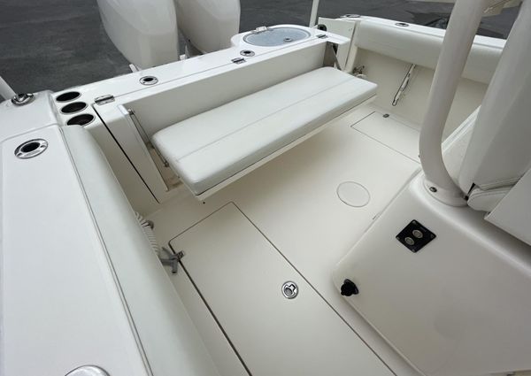 Cobia 261-CENTER-CONSOLE image