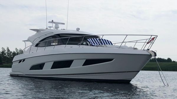 Riviera 4800 Sport Yacht 