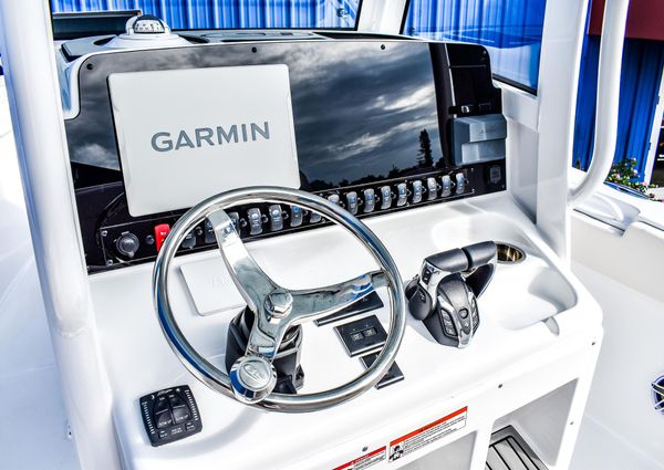 Sea Hunt Gamefish 27 with Coffin Box image