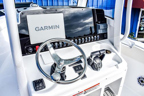 Sea Hunt Gamefish 27 with Coffin Box image