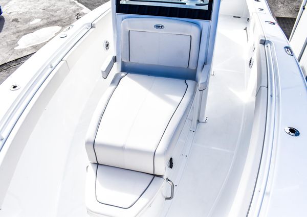 Sea Hunt Gamefish 27 with Coffin Box image