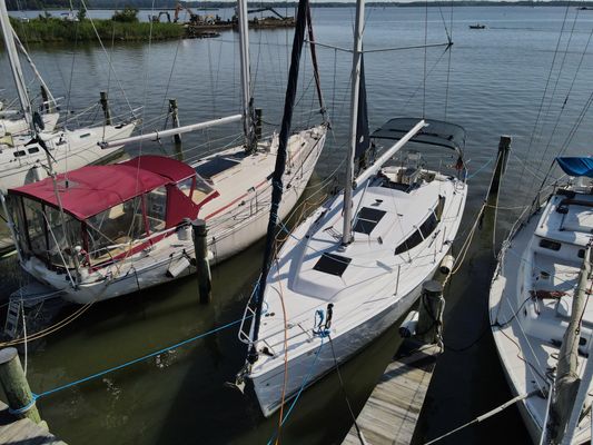 Marlow-Hunter 33 - main image