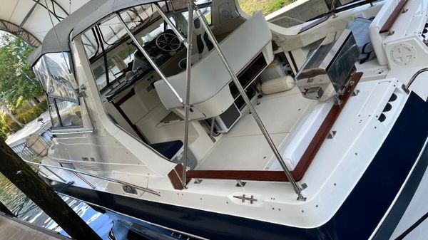 Cruisers Yachts 3370 Esprit