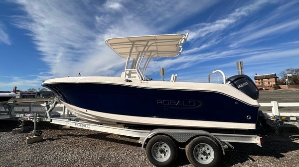 Robalo R200 Center Console 