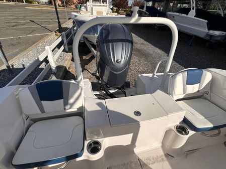 Robalo R200-CENTER-CONSOLE image