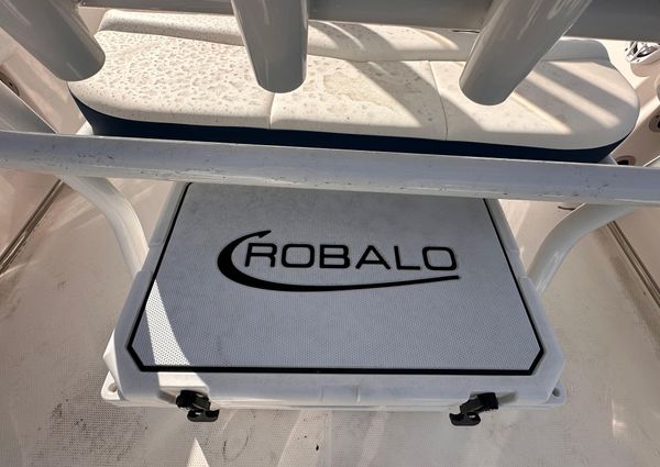 Robalo R200-CENTER-CONSOLE image