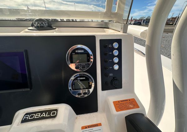 Robalo R200-CENTER-CONSOLE image