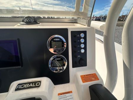 Robalo R200-CENTER-CONSOLE image