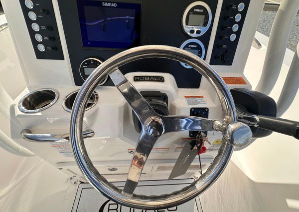 Robalo R200-CENTER-CONSOLE image