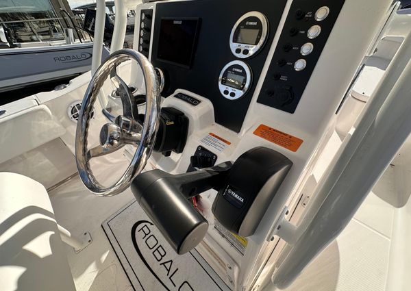 Robalo R200-CENTER-CONSOLE image