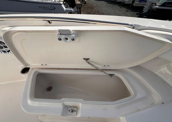 Robalo R200-CENTER-CONSOLE image