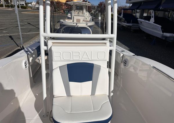 Robalo R200-CENTER-CONSOLE image