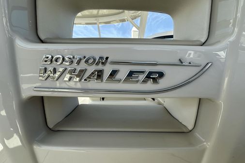 Boston Whaler 320 Vantage image