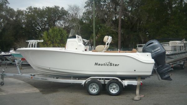 NauticStar 2101 Legacy 