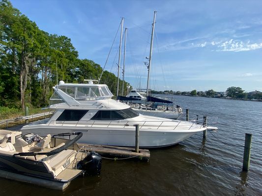 Sea Ray 550 Sedan - main image