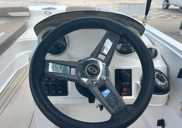 Hurricane SunDeck Sport 185 OB image