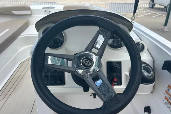 Hurricane SunDeck Sport 185 OB image