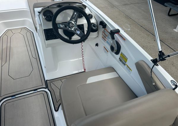 Hurricane SunDeck Sport 185 OB image