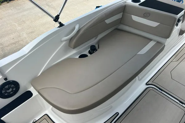 Hurricane SunDeck Sport 185 OB image