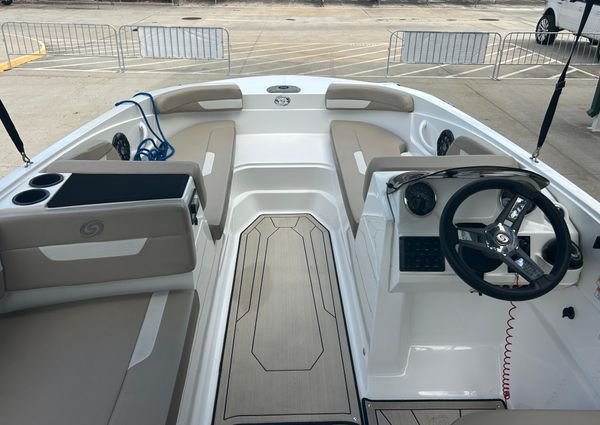 Hurricane SunDeck Sport 185 OB image