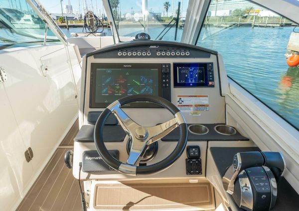 Boston Whaler 320 Vantage image