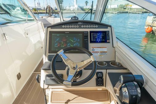 Boston Whaler 320 Vantage image