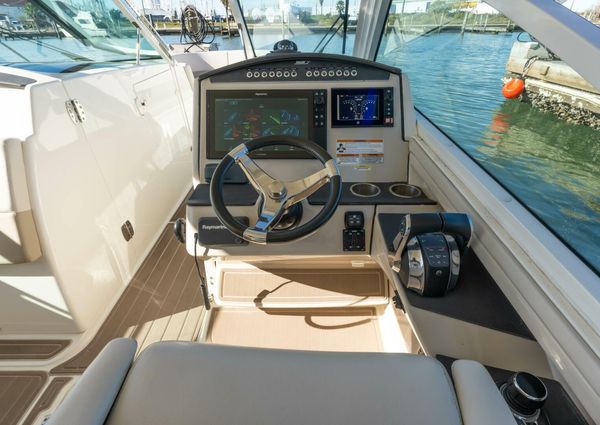 Boston Whaler 320 Vantage image