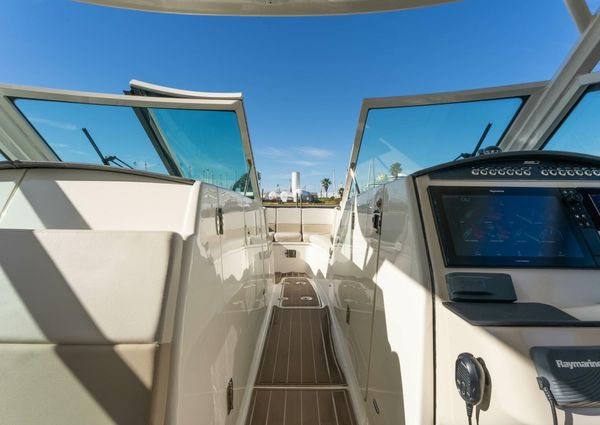 Boston Whaler 320 Vantage image