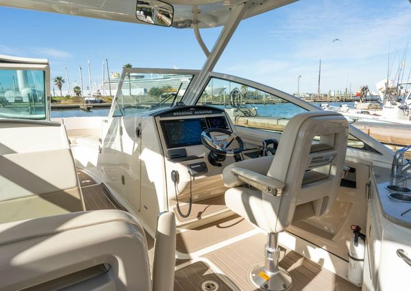 Boston Whaler 320 Vantage image