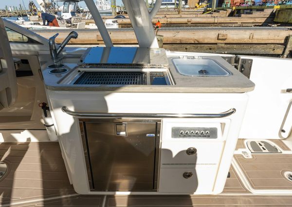 Boston Whaler 320 Vantage image