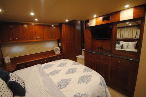 Cruisers Yachts 415 Express Motoryacht image