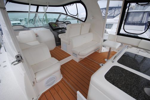 Cruisers Yachts 415 Express Motoryacht image