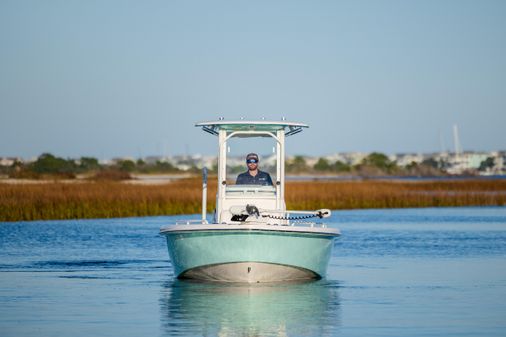 Everglades 243 Center Console image