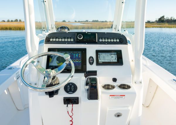 Everglades 243 Center Console image