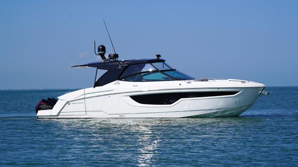 Cruisers Yachts 38 GLS 