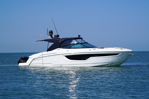 Cruisers Yachts 38 GLS image